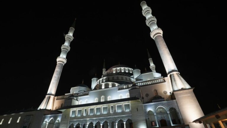 90 bin camide 15 Temmuz şehitleri için sela okundu